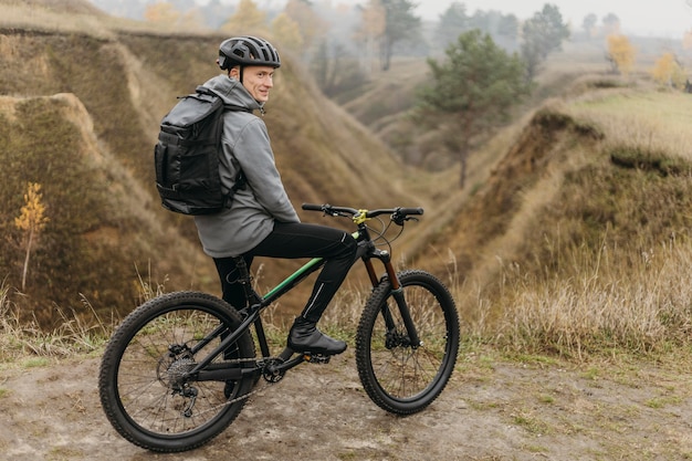 Foto gratuito uomo in sella a una bicicletta sul sentiero di montagna