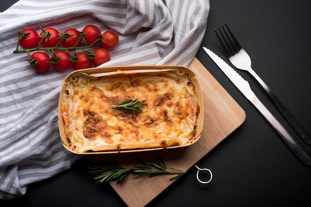 Foto gratuito veduta dall&#39;alto della tovaglia; ingrediente fresco e deliziose lasagne