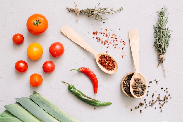 Foto gratuito verdure fresche e spezie in cucchiai