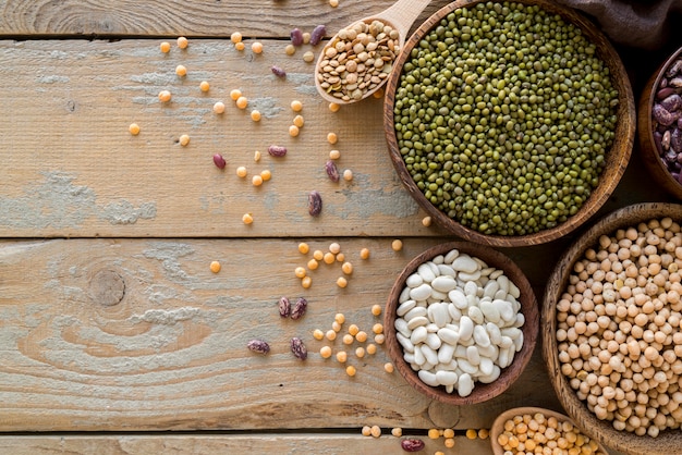 Foto gratuito vista dall'alto della disposizione dei fagioli sulla tavola di legno