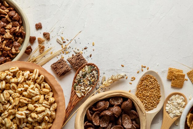 Vista dall'alto di ciotole con assortimento di cereali per la colazione