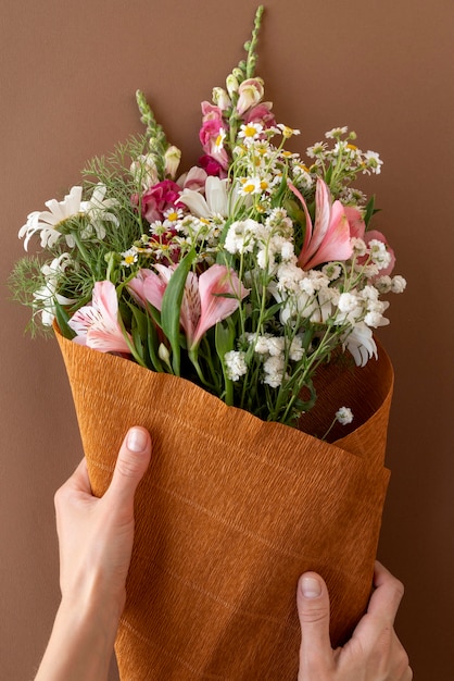 Foto gratuito vista dall'alto di un bellissimo bouquet di fiori