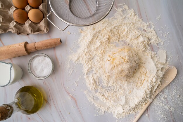 Vista dall'alto pasta con forniture da cucina