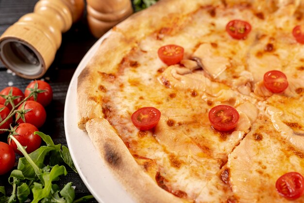 Foto gratuito vista del primo piano di pizza delicata sulla tavola di legno