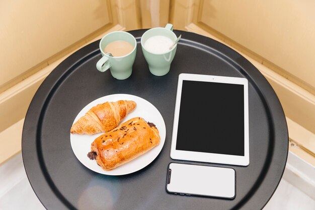 Vista elevata di sana colazione con gadget elettronici sul tavolo