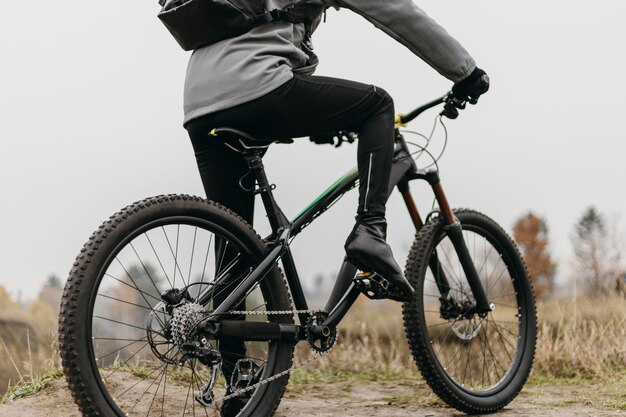 Vista frontale dell'uomo in sella a una bicicletta