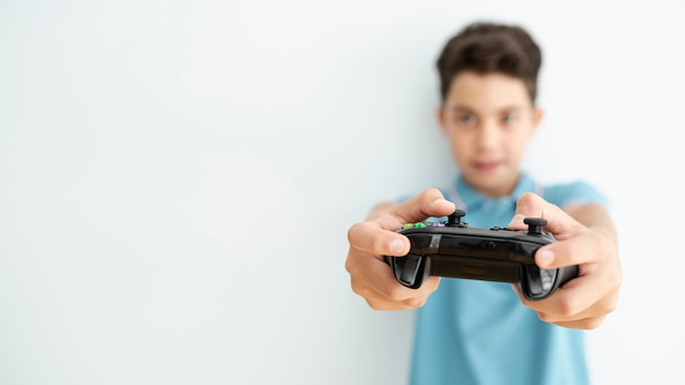 Vista frontale offuscata bambino in possesso di un controller