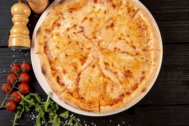 Foto gratuito vista superiore di deliziosa pizza sul tavolo di legno