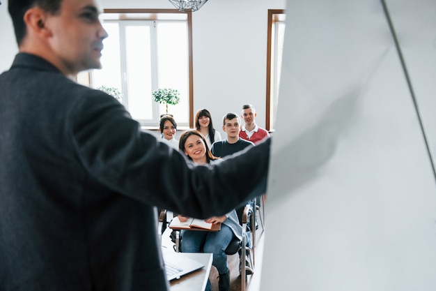 Foto gratuito visualizzazione dei dati. gruppo di persone alla conferenza di lavoro in aula moderna durante il giorno