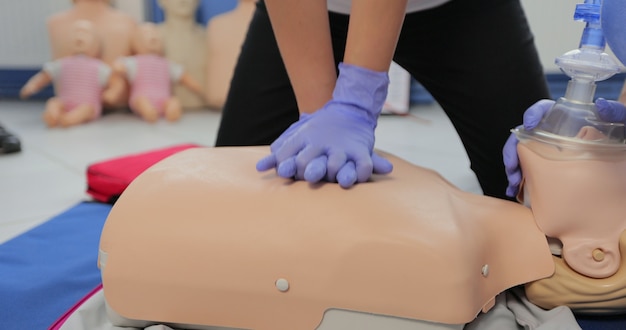 Addestramento alla RCP con l'uso di un DAE e di una valvola per maschera a sacco su un manichino didattico per adulti.