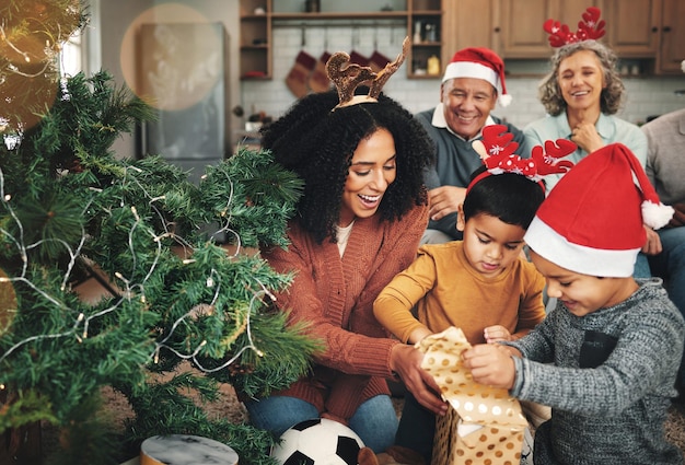 Ama il Natale e l'apertura della famiglia presenta festosità e felicità con tempo di qualità gioia e legame Nonni madre e bambini con regali Natale e amore insieme con sorriso o celebrazione