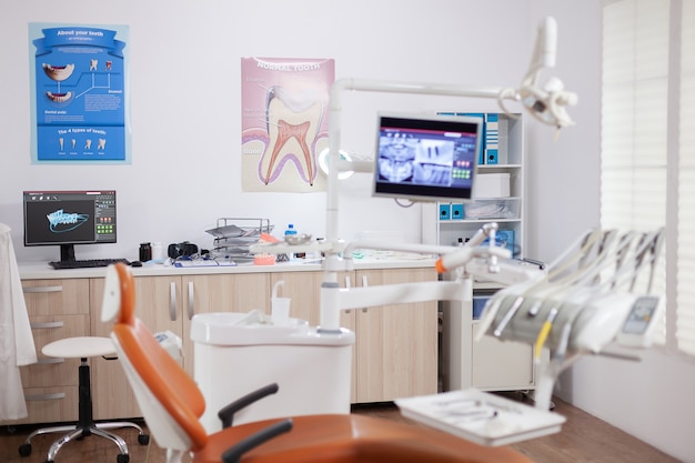 Armadietto dentista moderno arancione con utensili sterili