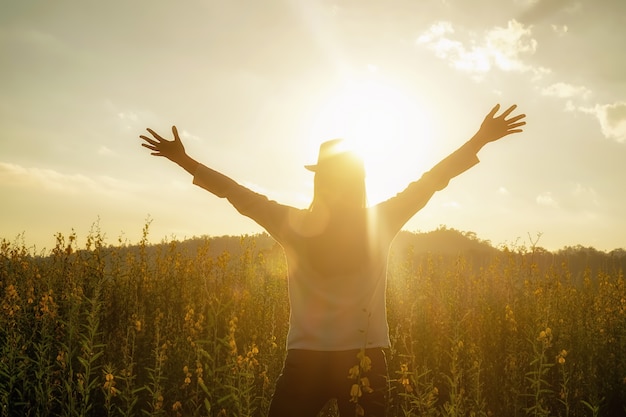 Asian ragazza carina teenager felice godendo tramonto sul picco.