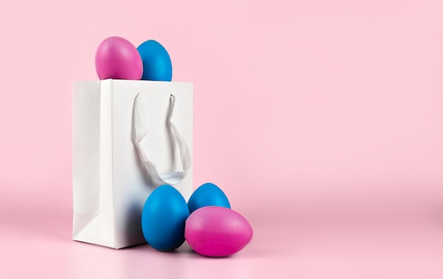 Banner su sfondo rosa Il concetto di shopping online per gli acquisti pasquali e i saldi per le festività Confezione regalo Uova di Pasqua consegna a domicilio Foto di alta qualità