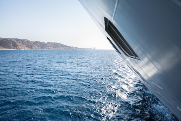 Barca a vela che naviga in mare contro un cielo limpido