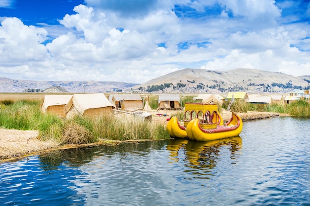 Barca Totora sul lago Titicaca vicino a Puno Perù