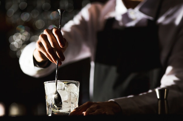 Foto barman prepara un cocktail analcolico in un ristorante.