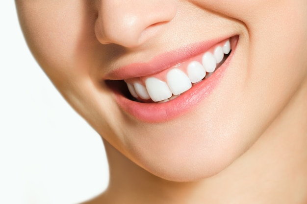 Bel sorriso femminile dopo la procedura di sbiancamento dei denti. Cure odontoiatriche. Concetto di odontoiatria