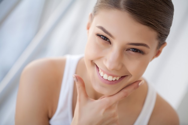 Bella donna felice del ritratto con sorridere dei denti bianchi