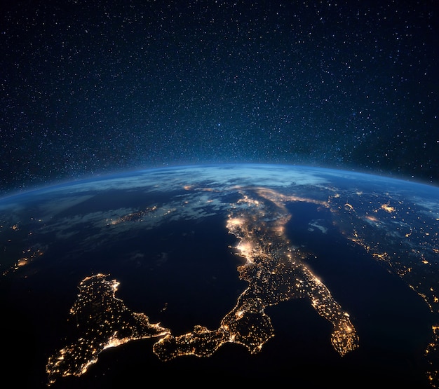 Bellissimo pianeta terra blu con luci notturne della città. L'Europa centrale e l'Italia di notte vista dallo spazio. Città moderne ed elettricità