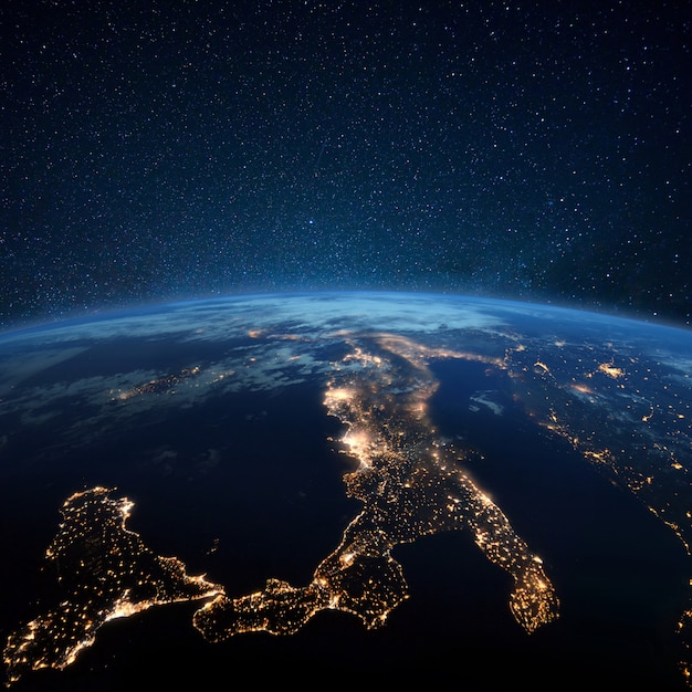 Bellissimo pianeta terra blu con luci notturne della città. L'Europa centrale e l'Italia di notte vista dallo spazio. Città moderne ed elettricità