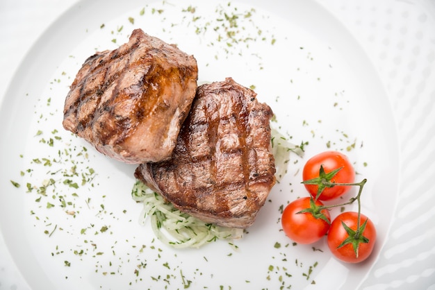 Bistecca alla griglia e verdure alla griglia