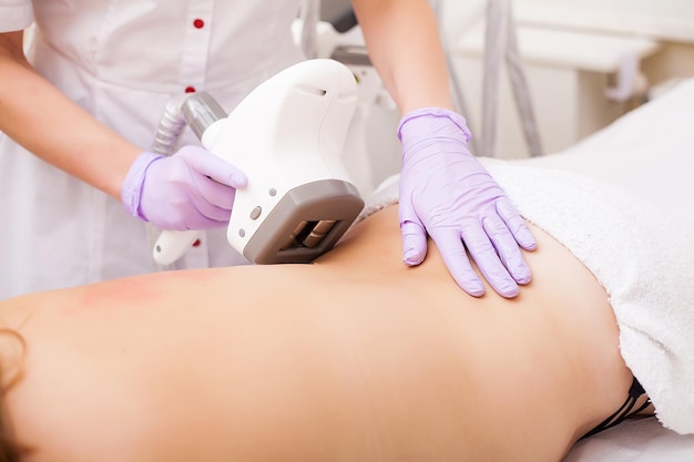 Body Care Woman è in fase di lipomassaggio presso la clinica