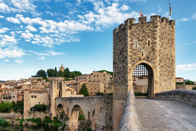 borgo medievale di besalu a girona catalogna spagna