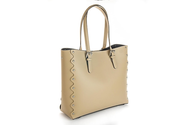 Borsa in pelle beige isolata su sfondo bianco Borsa a mano minimalista