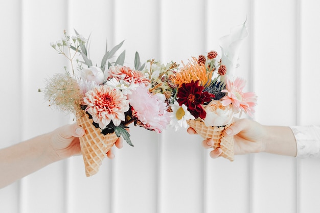 Foto bouquet di fiori in cono di cialda, fotografia di matrimonio