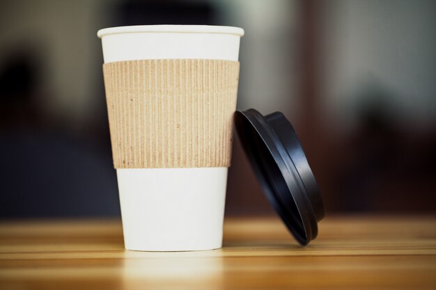 Buongiorno. Tempo del caffè. Caffè da andare e fagioli su un legno