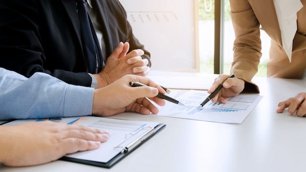 business executives brainstorming discutendo le prestazioni di vendita su nuovo progetto nella sala ufficio moderna