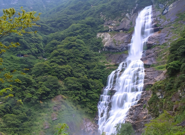 caduta dell'acqua dalla grande montagna