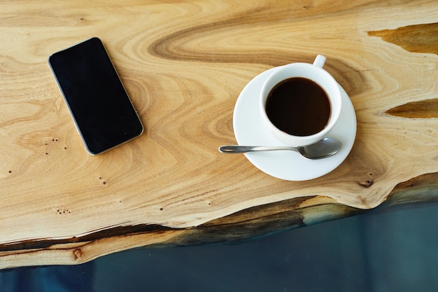 Caffè nero e smartphone