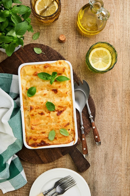 Foto cannelloni italiani pasta casserole cannelloni con pollo macinato, pomodoro e salsa bechamel piatto e ricetta tradizionale di pasta italiana copertina o articolo vista dall'alto posto per il testo