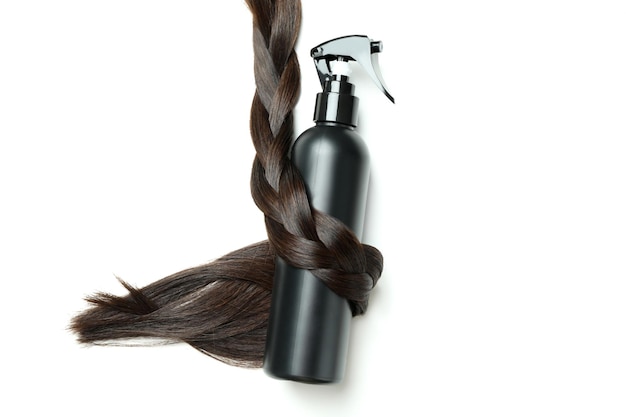 Capelli femminili con spray isolato su sfondo bianco