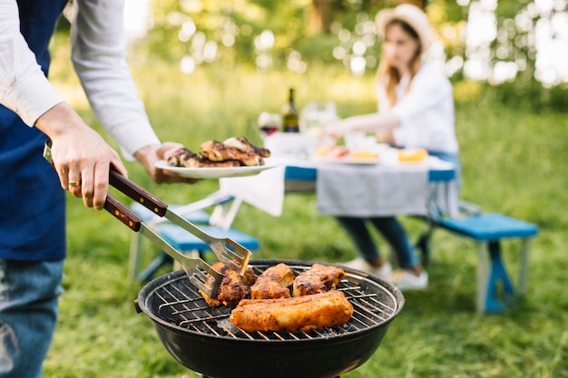 Carne sulla griglia del barbecue in natura