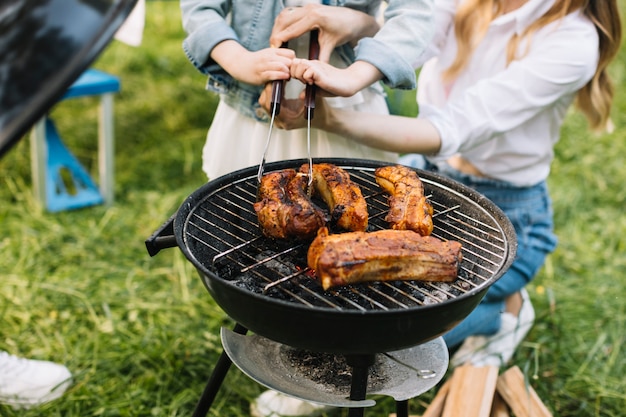 Carne sulla griglia del barbecue in natura