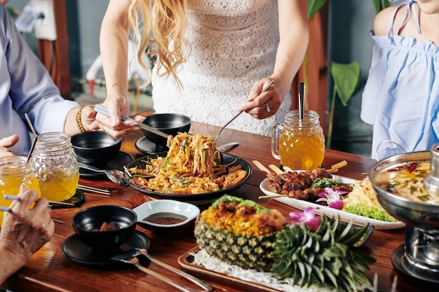 Casalinga che serve cibo a cena