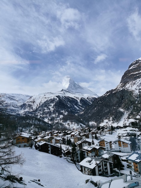 Case coperte di neve in città contro il cielo