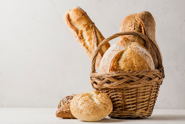 Cesto con vari tipi di pane bianco e integrale