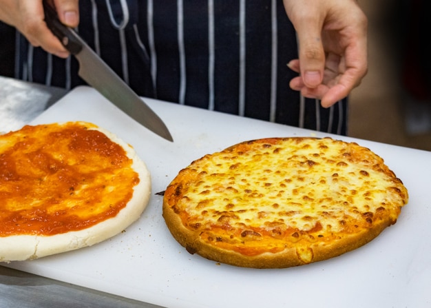 Chef prepara la pizza, il processo di preparazione della pizza