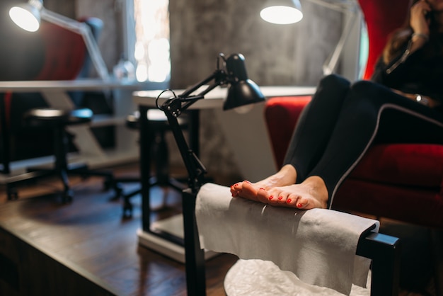 Cliente femminile sulla procedura di pedicure, salone di bellezza