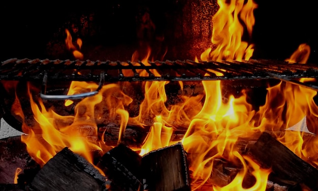 Foto close-up di un fuoco che brucia di notte