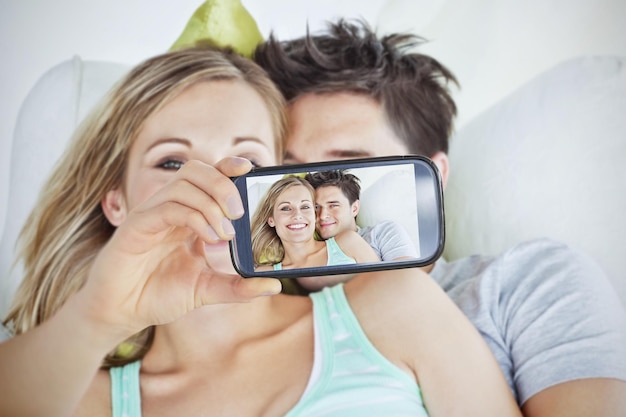 Composito di coppia che si fa selfie su smartphone