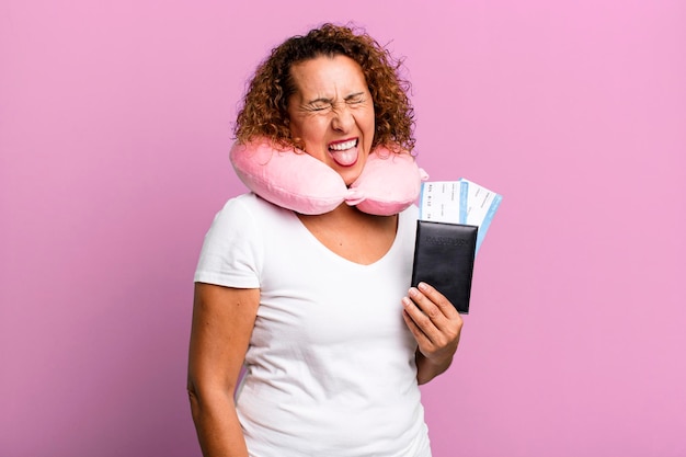 Con atteggiamento allegro e ribelle scherzando e tirando fuori la lingua