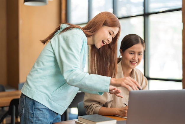 Concetto di istruzione Ragazza adolescente che punta sul laptop per fare domande al tutor durante il tutorial di studio