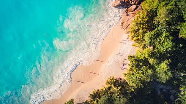 Foto concetto di viaggio di vacanza con vista aerea dall'alto sul mare blu e spiaggia di sabbia con le persone