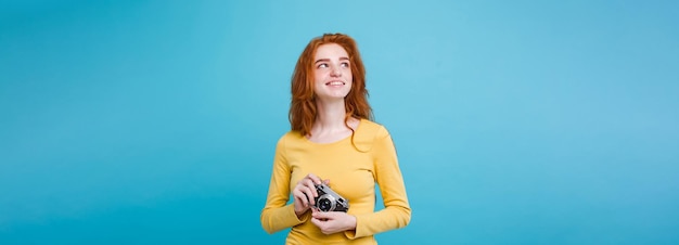 Concetto di viaggio primo piano ritratto giovane bella ragazza attraente redhair con cappello alla moda occhiali da sole e