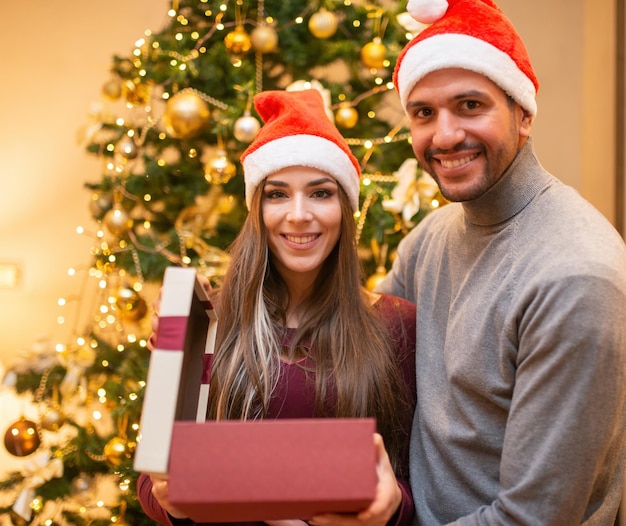 Coppie che aprono un regalo di natale